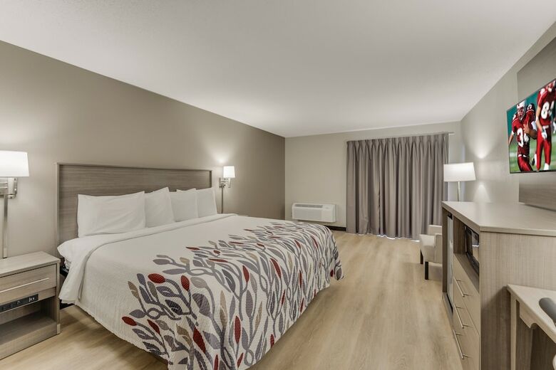 Hotel Ambassador Inn & Suites