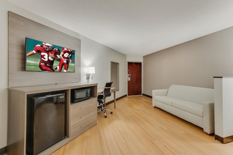Hotel Ambassador Inn & Suites