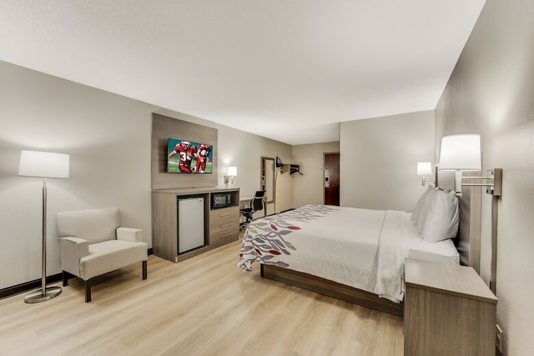 Hotel Ambassador Inn & Suites