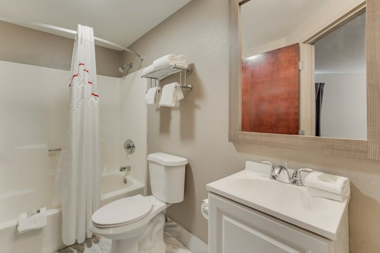 Hotel Ambassador Inn & Suites