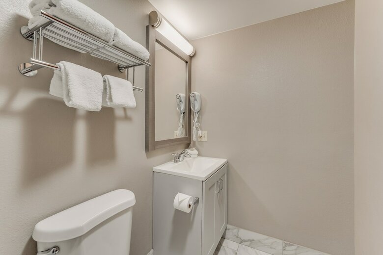 Hotel Ambassador Inn & Suites