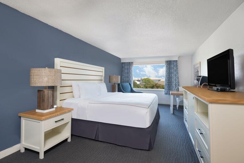 Hotel The Beach House A Holiday Inn Resort