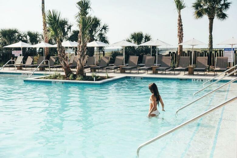 Hotel The Beach House A Holiday Inn Resort