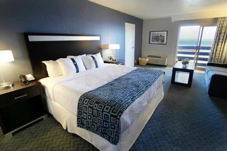 Hotel The Beach House A Holiday Inn Resort