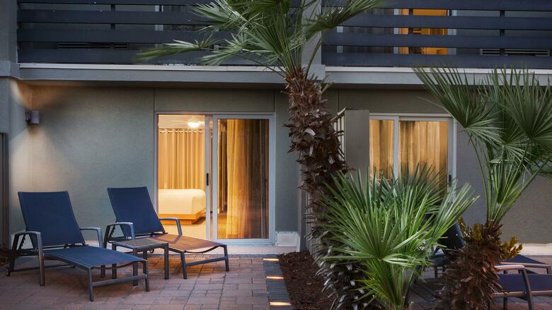 Hotel The Beach House A Holiday Inn Resort