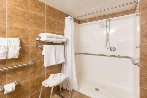Ramada By Wyndham Sioux Falls Airport Hotel & Suites