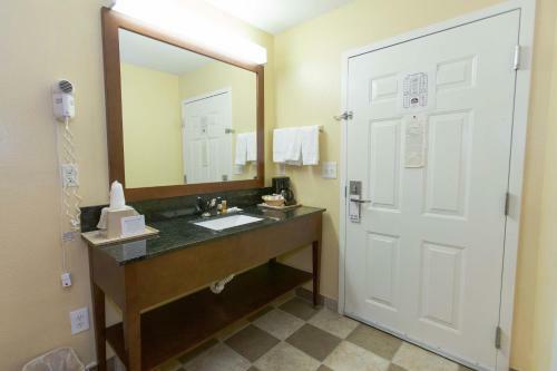 Hotel Douglas Inn & Suites