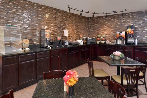 Hotel Douglas Inn & Suites