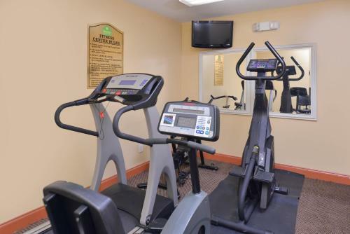 Hotel Douglas Inn & Suites