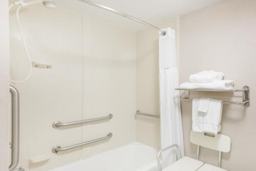 Hotel Baymont Inn & Suites - Clarksville