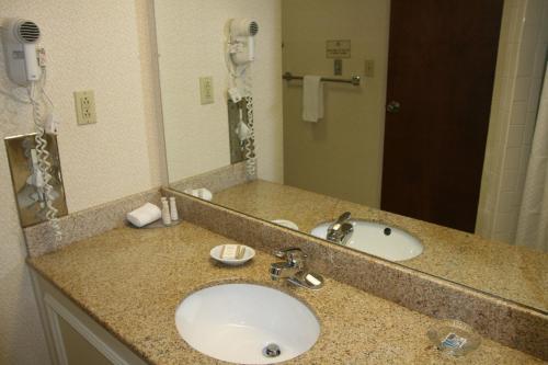 Hotel Baymont Inn & Suites - Clarksville