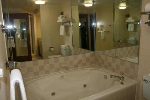 Hotel Baymont Inn & Suites - Clarksville