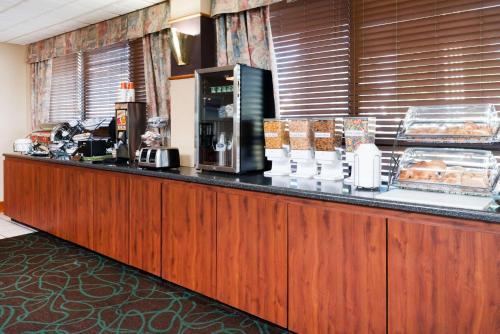 Hotel Baymont Inn & Suites - Clarksville