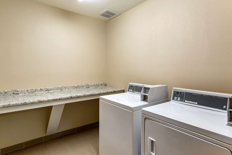 Hotel Comfort Suites At Rivergate Mall