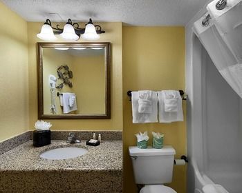 Hotel Sea Crest Oceanfront Resort