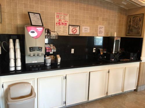 Hotel Deluxe 6 Inn & Suites
