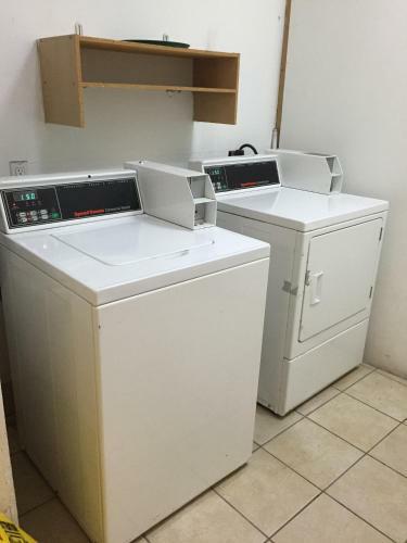 Hotel Deluxe 6 Inn & Suites