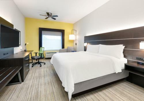 Holiday Inn Express Hotel & Suites Cleburne