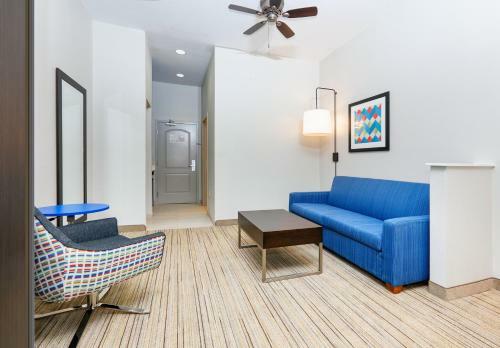 Holiday Inn Express Hotel & Suites Cleburne
