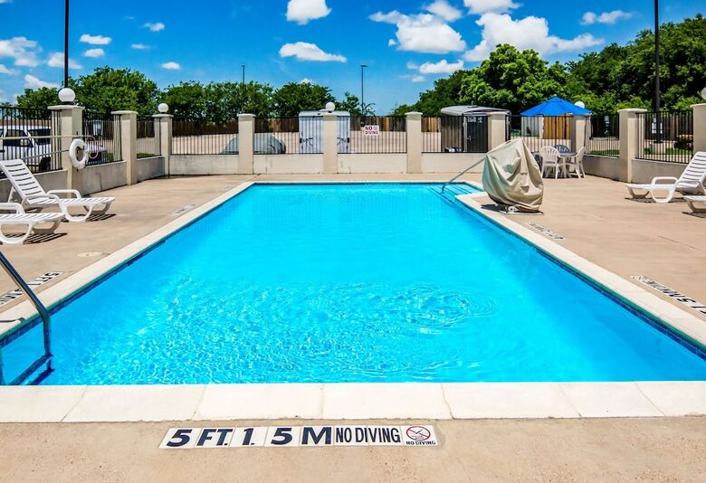 Motel 6 Cleburne