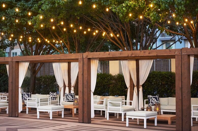 Hotel Doubletree By Hilton Dallas Market Center