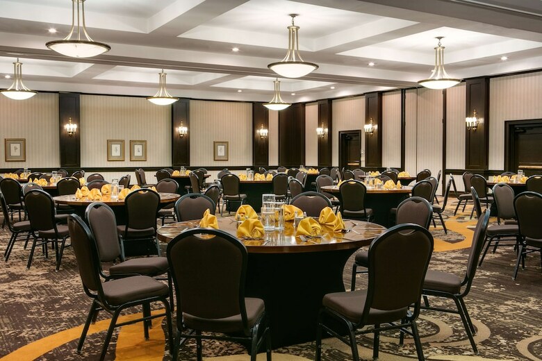 Hotel Doubletree By Hilton Dallas Market Center