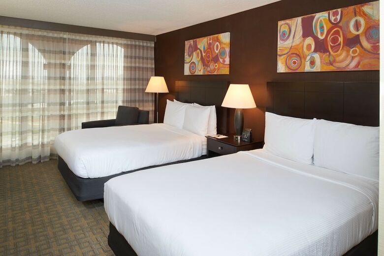 Hotel Doubletree By Hilton Dallas Market Center