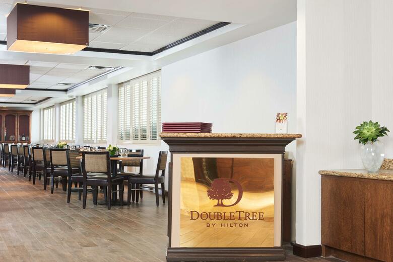 Hotel Doubletree By Hilton Dallas Market Center