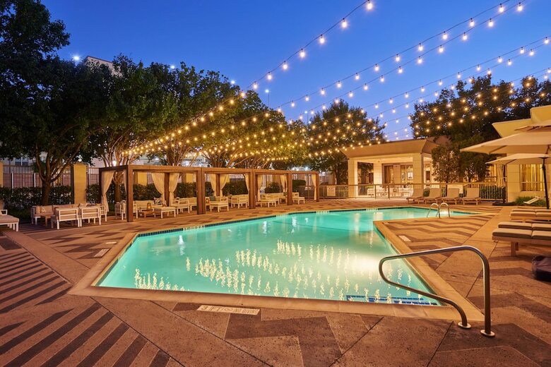 Hotel Doubletree By Hilton Dallas Market Center