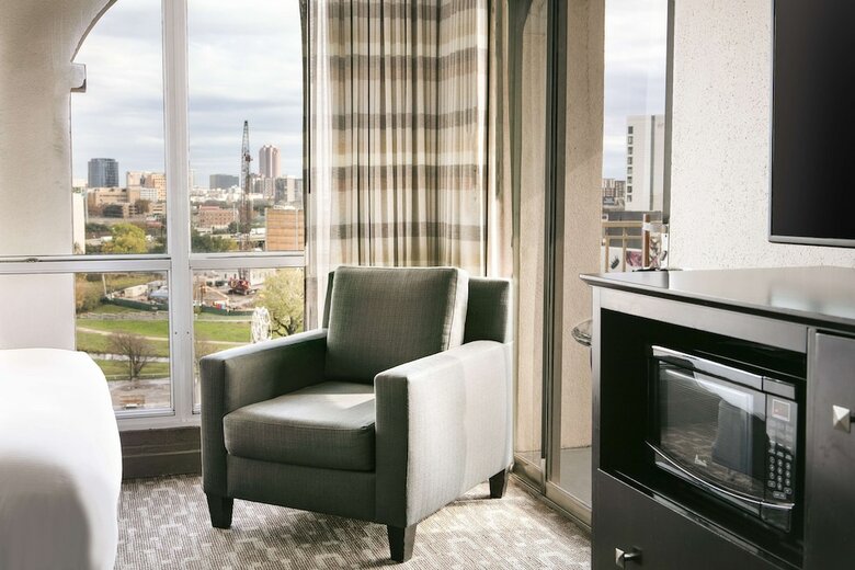 Hotel Doubletree By Hilton Dallas Market Center