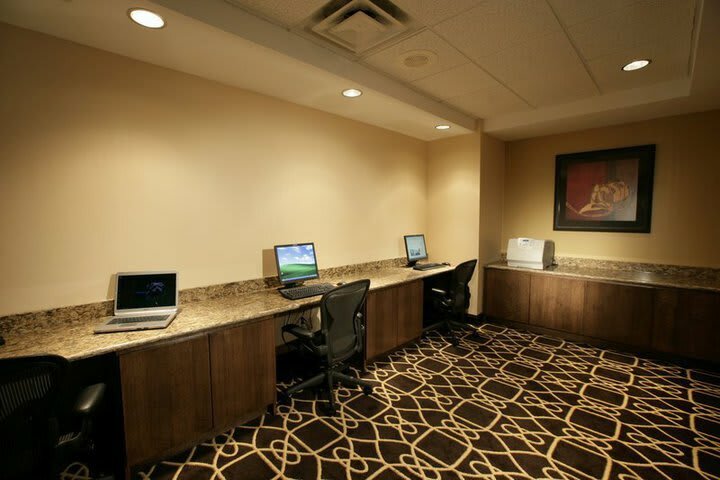 Hotel Doubletree By Hilton Dallas Market Center