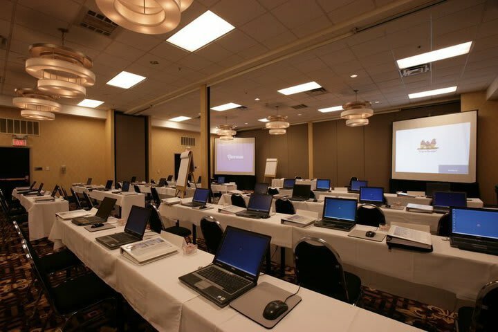 Hotel Doubletree By Hilton Dallas Market Center