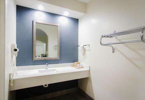 Hotel Scottish Inn & Suites Willowbrook