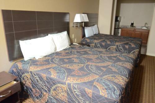 Motel Budget Host Inn & Suites