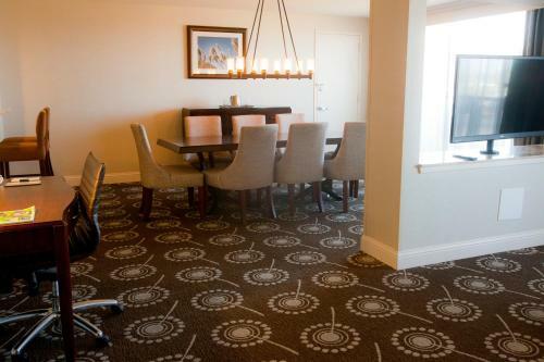 Hotel Doubletree By Hilton Midland Plaza