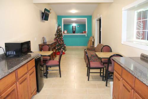 Hotel American Inn & Suites