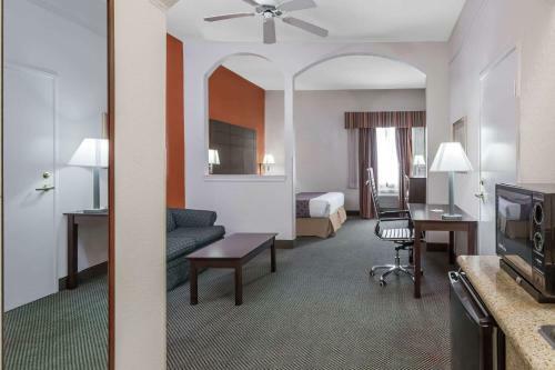 Hotel Days Inn And Suites