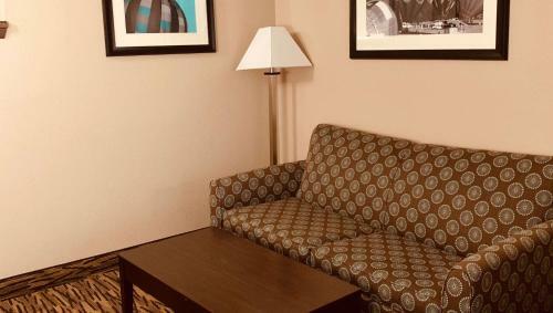 Magnuson Hotel Park Suites