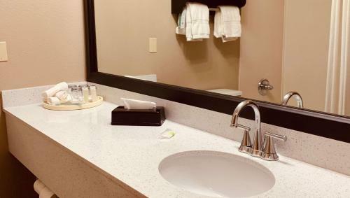 Magnuson Hotel Park Suites