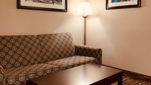 Magnuson Hotel Park Suites