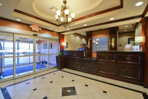 Holiday Inn Express Hotel & Suites Terrell