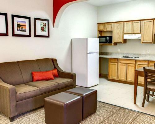 Hotel Comfort Suites Near South Broadway Mall