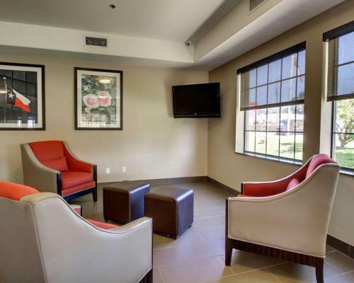 Hotel Comfort Suites Near South Broadway Mall