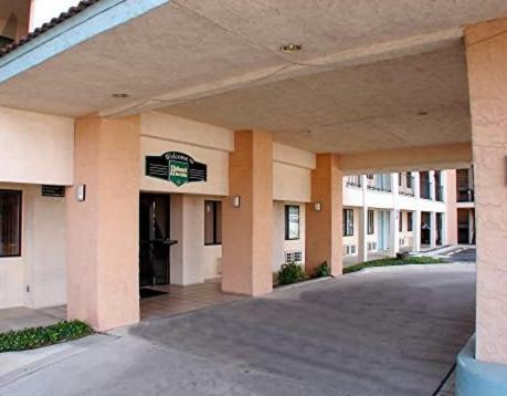 Motel Hallmark Inn And Suites