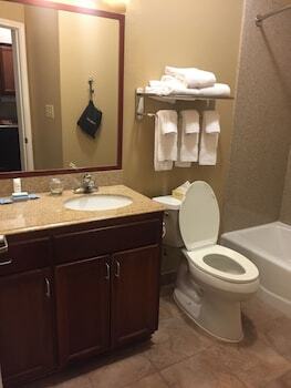 Hotel Candlewood Victoria