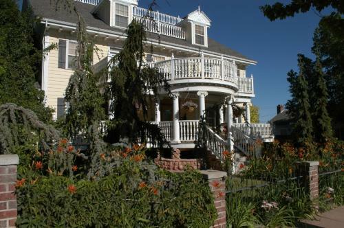 Bed & Breakfast Big Yellow Inn