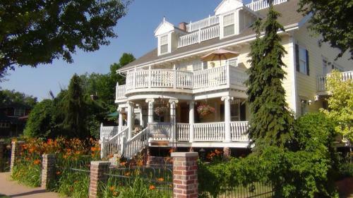 Bed & Breakfast Big Yellow Inn