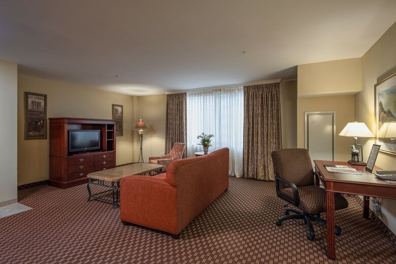 Arlington Court Suites Hotel