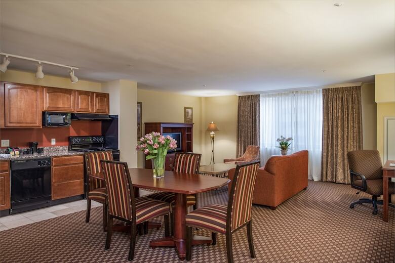 Arlington Court Suites Hotel