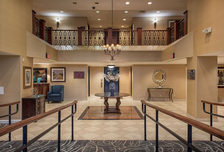 Arlington Court Suites Hotel